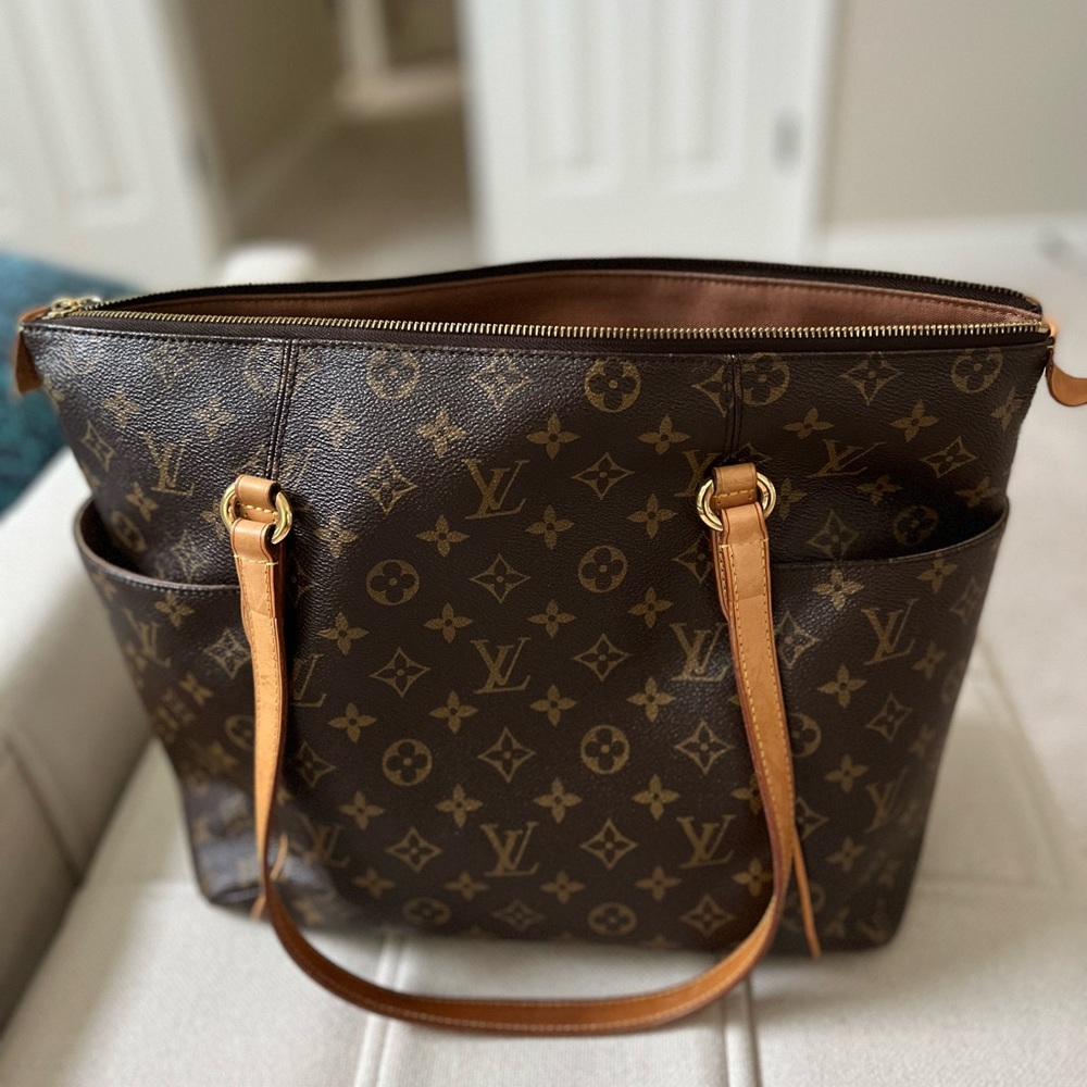 Louis Vuitton Totally MM Monogram Tote - Picture 8 of 16